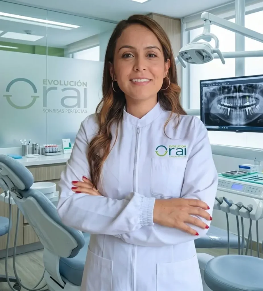 Especialista en implantes dentales en Medellín de Evolución Oral en consulta clínica profesional