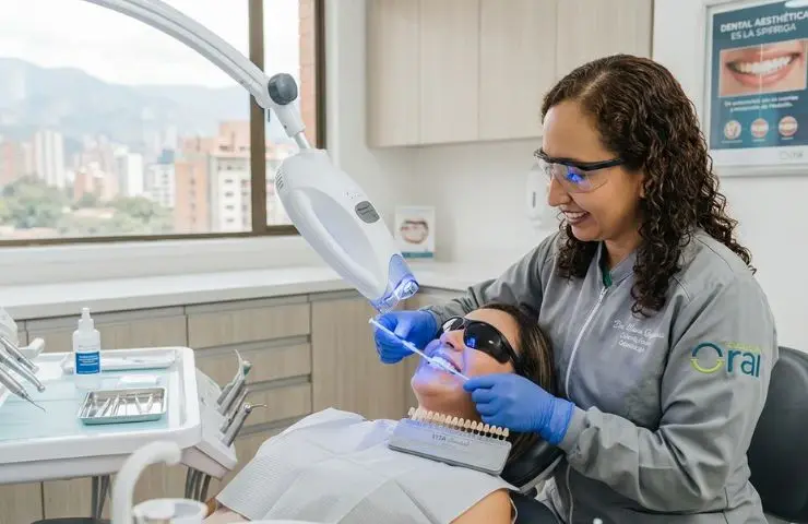 Blanqueamiento dental profesional en Medellín realizado por especialista en Evolución Oral