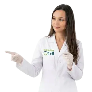 Doctora de clínica dental en Medellín señalando opciones de tratamiento en Evolución Oral