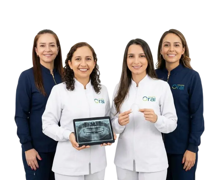 Equipo de doctoras de clínica dental en Medellín Evolución Oral con enfoque en diagnóstico y atención personalizada