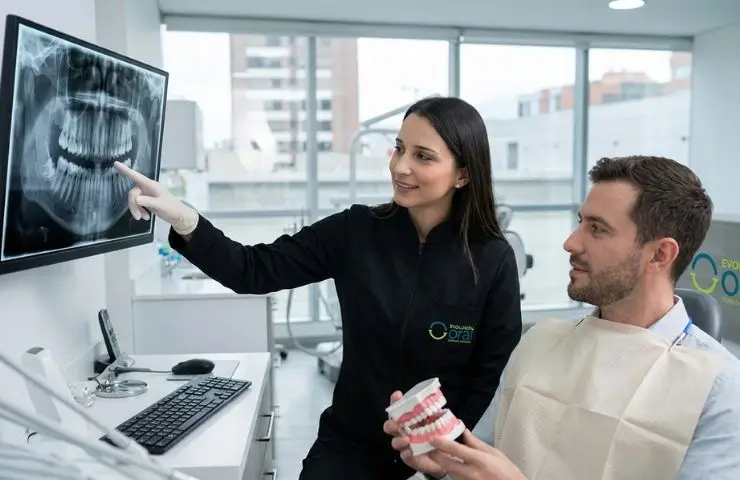 Doctora explicando diagnóstico antes de limpieza dental especializada en Medellín