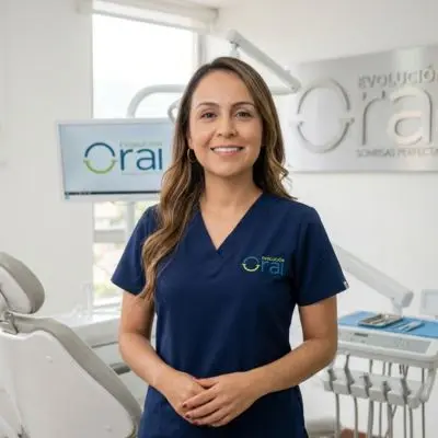 Dra Lina odontóloga en Medellín especialista en salud oral en clínica Evolución Oral
