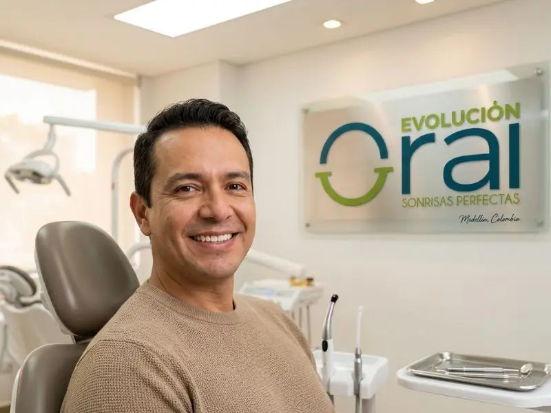 Paciente sonriendo después de tratamiento de implantes dentales en Medellín