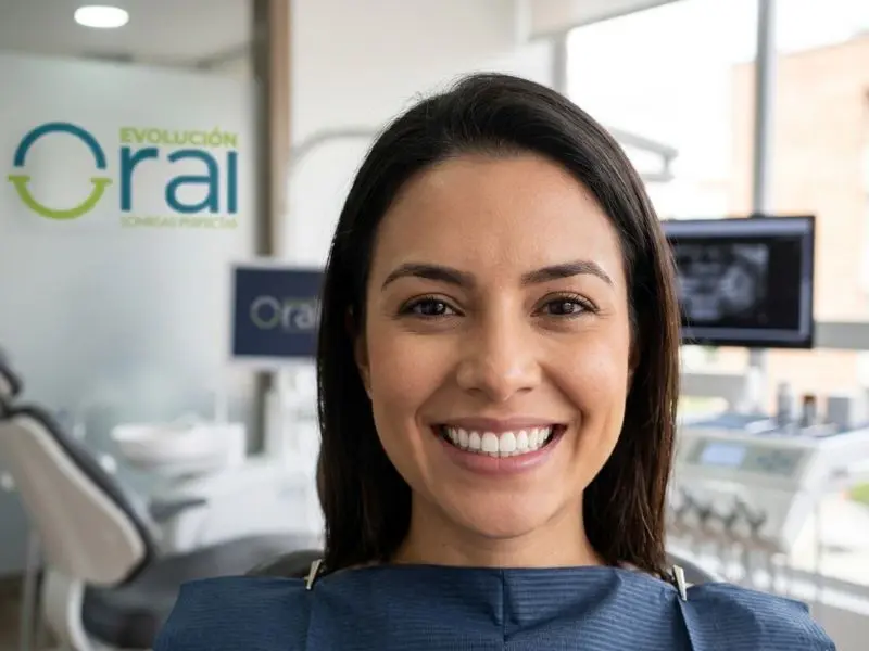 Resultado de limpieza dental en Medellín con dientes más blancos y sonrisa saludable después del tratamiento