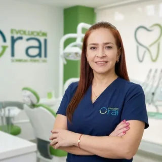 Especialista en diseño de sonrisa y estética dental en Medellín con paciente sonriente
