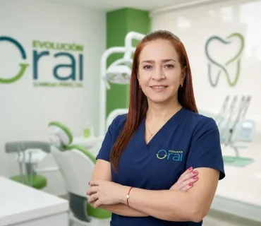 Especialista en diseño de sonrisa y estética dental en Medellín con paciente sonriente