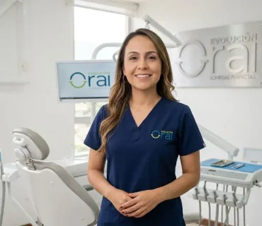 Especialista en implantes dentales y rehabilitación oral en Medellín atendiendo paciente